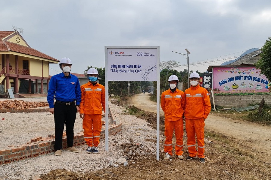 Điện lực Mộc Châu triển khai chương trình Thắp sáng làng quê